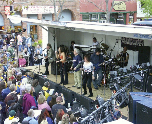 The Jefferson Starship belts out Crown of Creation from
the temporary  stage on Colorado Avenue just east of 27th
Street. Based on different estimates, a crowd of 3,000
(plus or minus) was on hand at the time.
Westside Pioneer photo