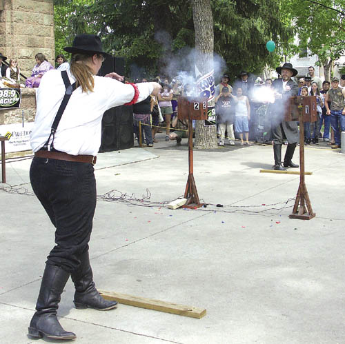 Territory Days scenes.... Nathan Matz (back to camera) outguns Rick Faler in the Fast Draw finals;
Westside Pioneer photo