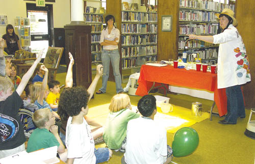 Linda Van Noordt (far right) and her daughter/assistant Minneke (arms folded) of Science Matters lead kids in old-
time experiments at the Old Colorado City Library.
Westside Pioneer photo