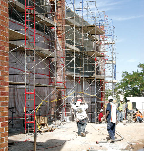 Phipps crews were putting the final exterior finish on the new Coronado auditorium this week.
Westside Pioneer photo