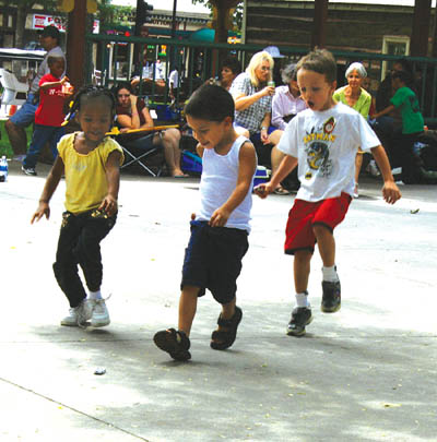 Neighborhood picnics last weekend were the Holland Park Community Association barbecue outside Springs City 
Church (ABOVE) and the Organization of Westside Neighbors (OWN) get-together at Bancroft Park, which included several planned games as well as this 
impromptu game of chasing a sliding object across the concrete slab in Bancroft Park.
Westside Pioneer photos