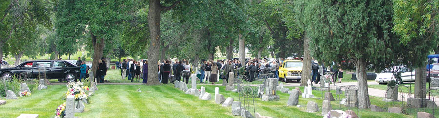 Friends and family gather around the grave of Jim Bloom Sr. Sept. 5 in Fairview Cemetery. There was also a big 
crowd that night at Mill Hill Tavern (a business he had originated).
Westside Pioneer photo