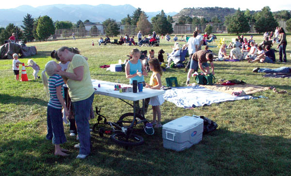 Musician John-Alex Mason plays at far left while faces get painted and other activities go in Jackson Park during the
Holland Park Community Associations picnic and concert in Jackson Park Sept. 6.
Westside Pioneer photo