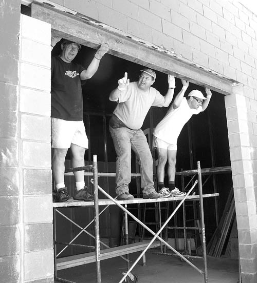 MAT co-owner Jim Jackson looks as if he just lifted
a steel-beam header with one finger (and help from Bill Patterson (left) and Jimmy Strinka).
Westside Pioneer photo