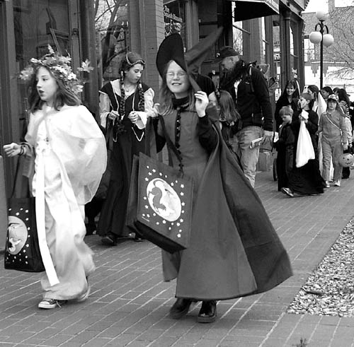 The photo above is from Old Colorado Citys Safe Treats in 2004, when it was estimated that a little over 1,000 kids 
trick-or-treated. This year organizers anticipate nearly three times that many.
Westside Pioneer file photo