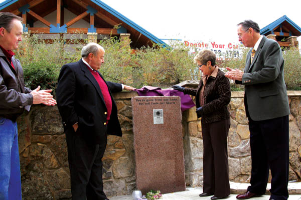 The first plaque is unveiled for the Humane Societys
Memorial Garden Oct. 27 by agency director (far right) Wes
Metzler and his wife Sharol, commemorating their dog Teal, who recently died of cancer. Looking on are (from left) Randy Harrelson, the Humane Societys director 
of development; and Bill Johannsen, its board president.
Westside Pioneer photo